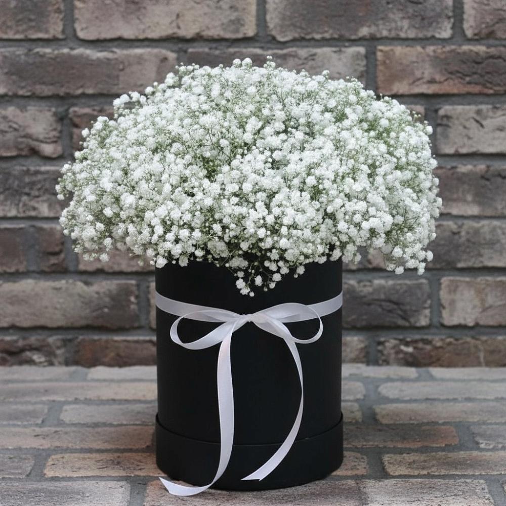 Цветочная композиция из Гипсофила в шляпной коробке в Красино