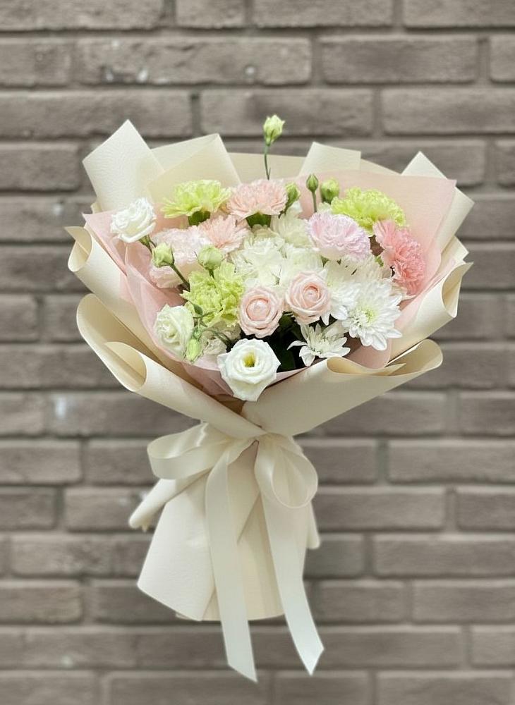 Букет цветов из: Гвоздики, Розы, Лизиантусы и Хризантемы в Красино