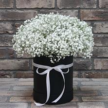 Цветочная композиция из Гипсофила в шляпной коробке в Красино