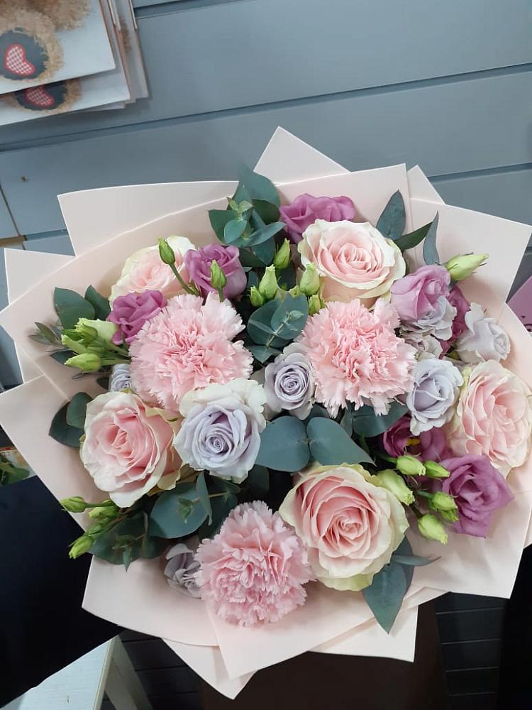 Букет цветов из: Розы, Гвоздики и Лизиантусы в Красино